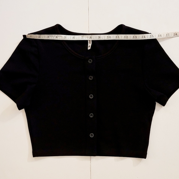 NWOT Black button down shortsleeve Crop top - Picture 2 of 9